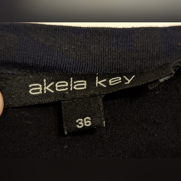 Akela Key Charcoal Subtle Colorblock Tunic - Picture 3 of 7